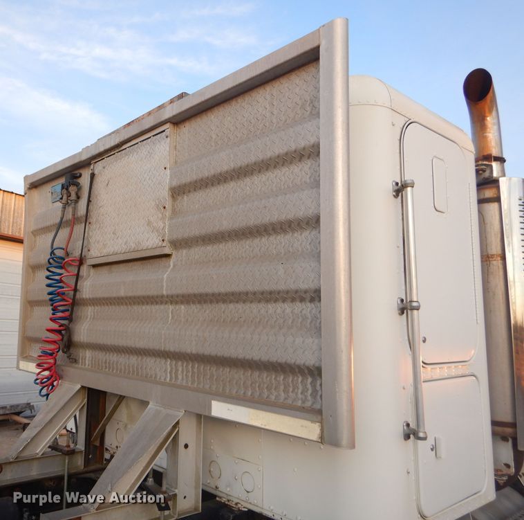 image for item GB9562 1994 Freightliner FLD semi truck