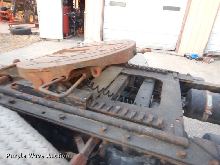 image for item GB9562 1994 Freightliner FLD semi truck