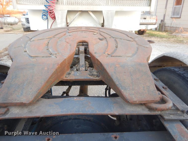 image for item GB9562 1994 Freightliner FLD semi truck