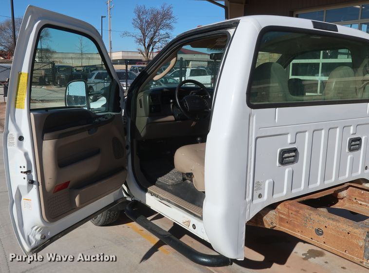 image for item DH3646 2004 Ford F550 truck cab and chassis