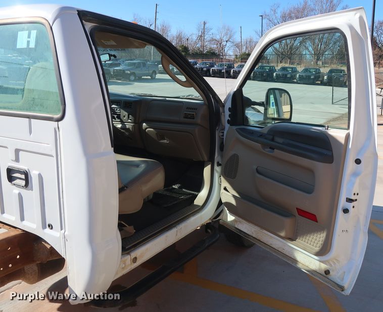 image for item DH3646 2004 Ford F550 truck cab and chassis