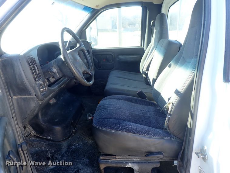 image for item DC3392 2009 GMC C4500 truck cab and chassis