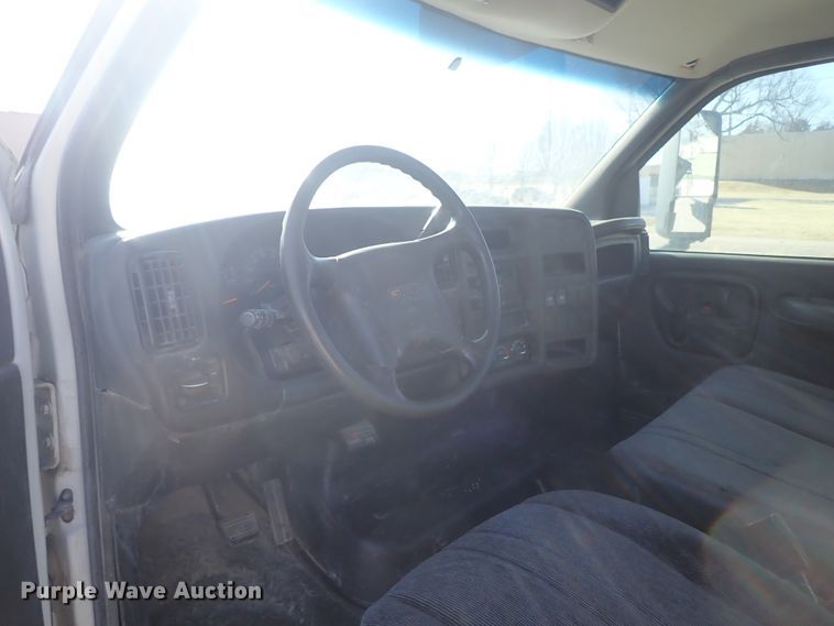 image for item DC3392 2009 GMC C4500 truck cab and chassis