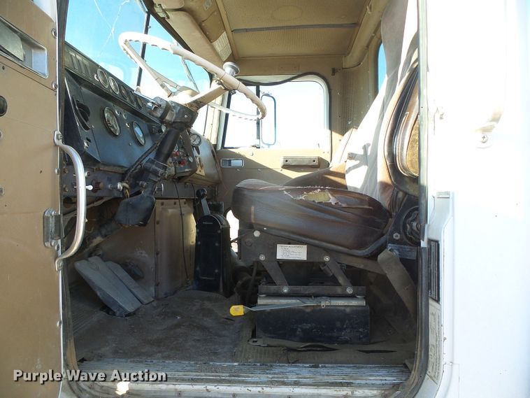 image for item DG0412 1980 International Paystar 5000 flatbed truck