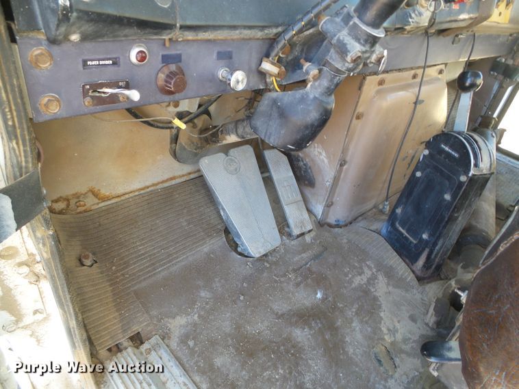 image for item DG0412 1980 International Paystar 5000 flatbed truck