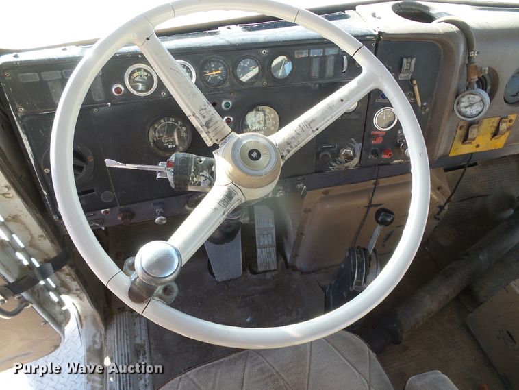 image for item DG0412 1980 International Paystar 5000 flatbed truck