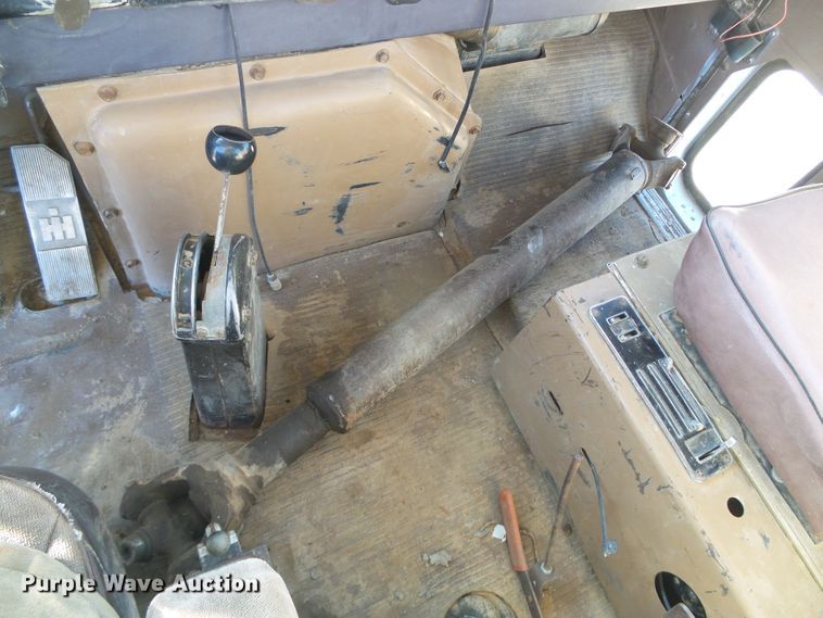 image for item DG0412 1980 International Paystar 5000 flatbed truck