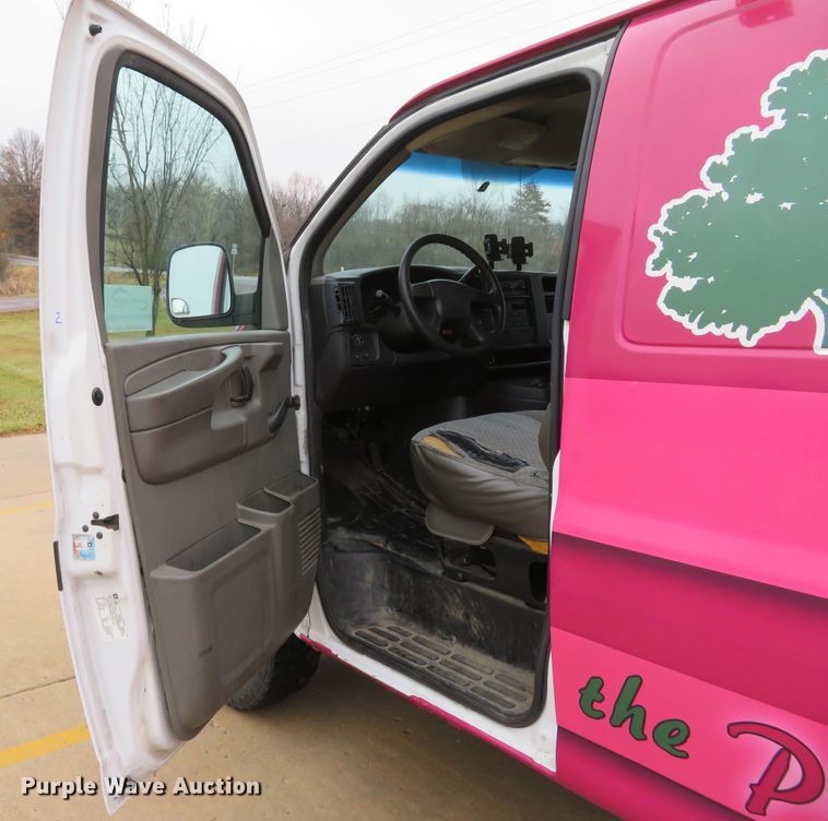 image for item DH1710 2005 Chevrolet Express 3500 van