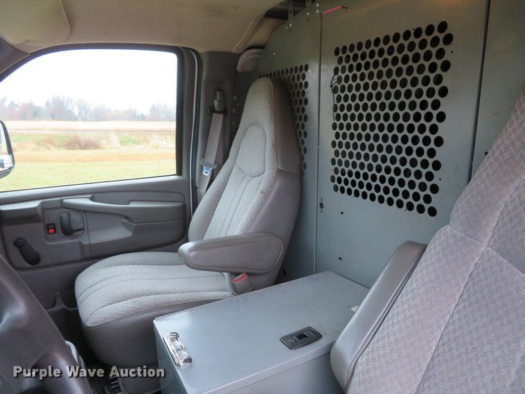 image for item DH1710 2005 Chevrolet Express 3500 van