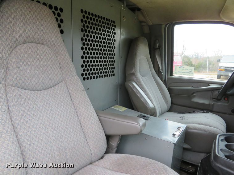image for item DH1710 2005 Chevrolet Express 3500 van