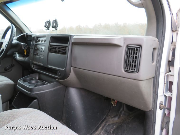 image for item DH1710 2005 Chevrolet Express 3500 van