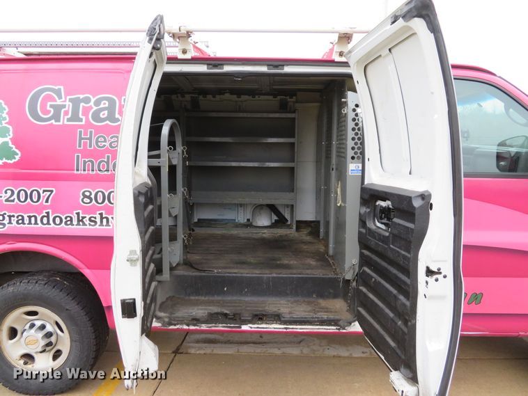image for item DH1710 2005 Chevrolet Express 3500 van