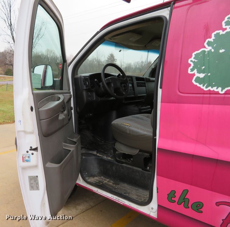 image for item DH1716 2007 Chevrolet Express 3500 van
