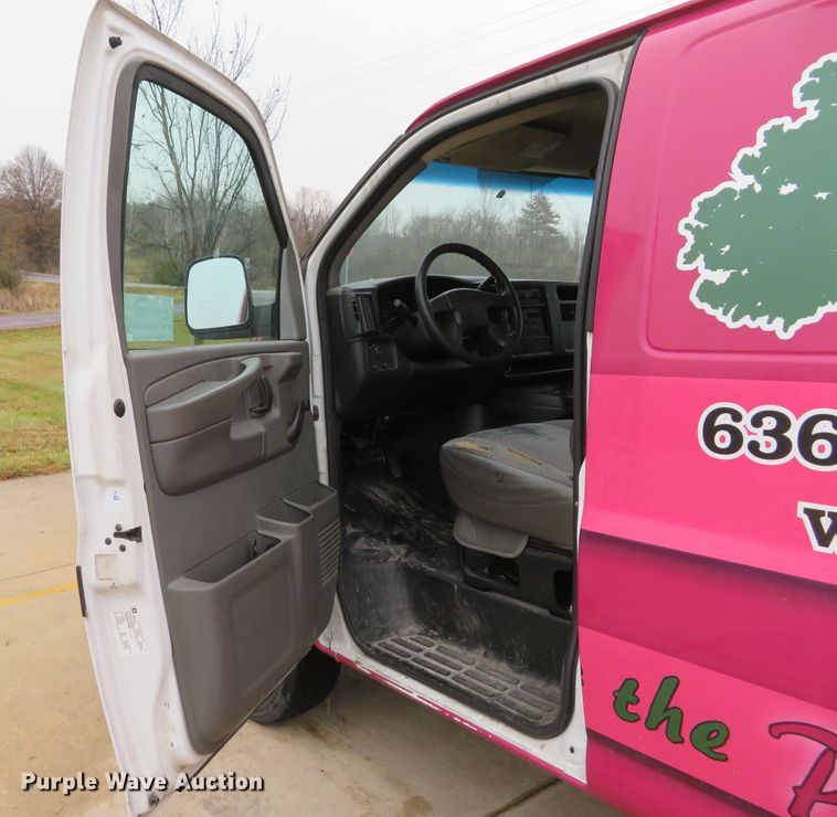 image for item DH1720 2005 Chevrolet Express 3500 van