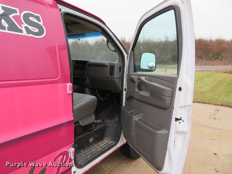 image for item DH1720 2005 Chevrolet Express 3500 van