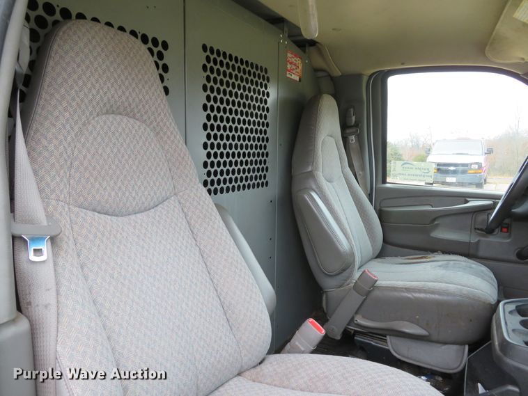 image for item DH1720 2005 Chevrolet Express 3500 van