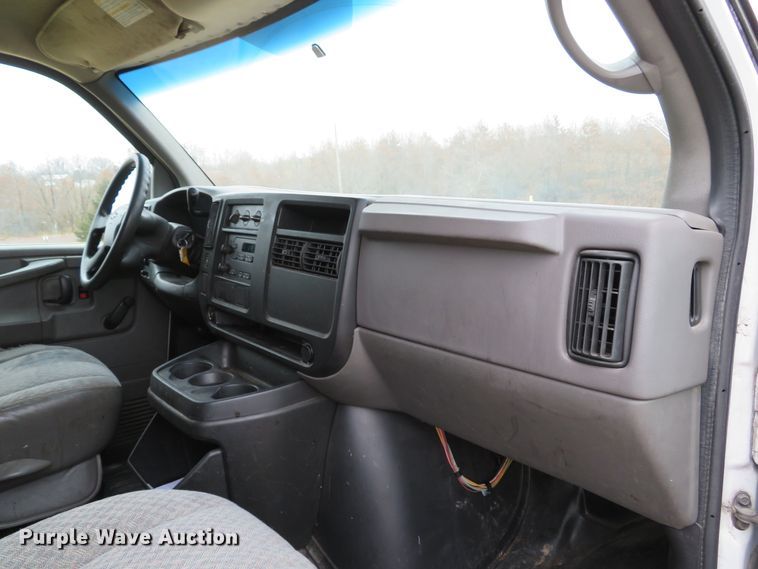 image for item DH1720 2005 Chevrolet Express 3500 van