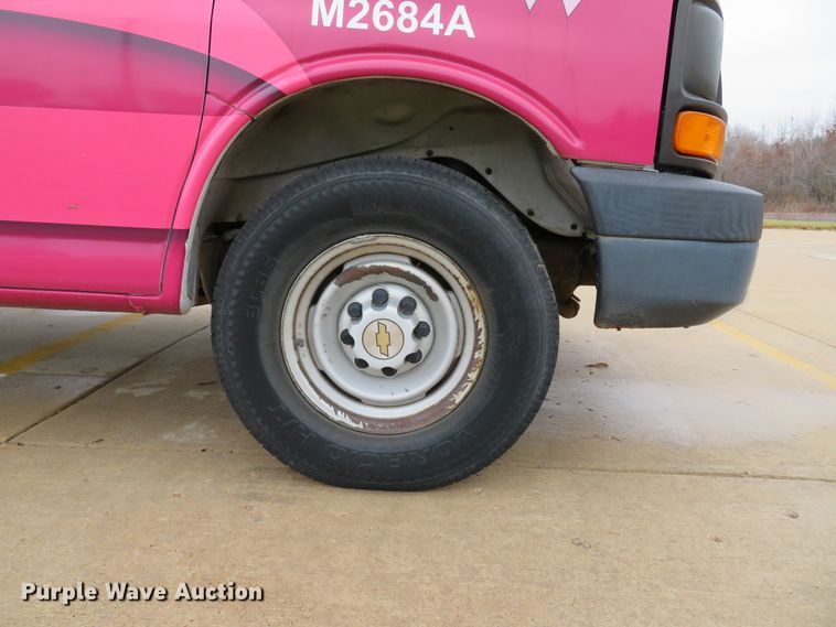 image for item DH1720 2005 Chevrolet Express 3500 van