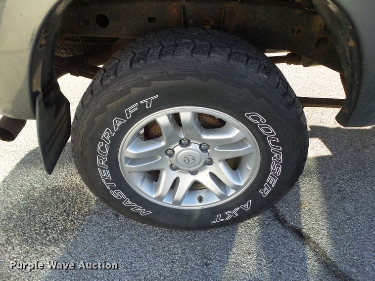 image for item EM9894 2004 Toyota Tundra Double Cab pickup truck