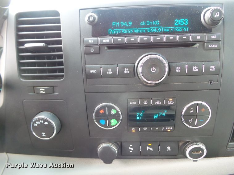 image for item EM9895 2010 Chevrolet Silverado 1500 Crew Cab pickup truck