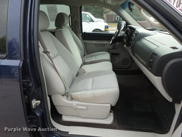 image for item EM9895 2010 Chevrolet Silverado 1500 Crew Cab pickup truck