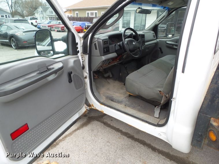 image for item EM9896 2003 Ford F550 Super Duty flatbed truck