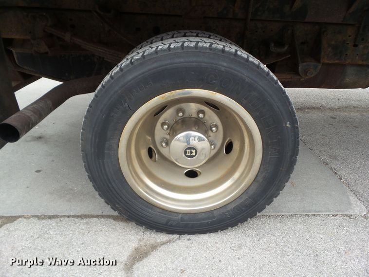 image for item EM9896 2003 Ford F550 Super Duty flatbed truck