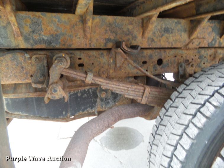 image for item EM9896 2003 Ford F550 Super Duty flatbed truck