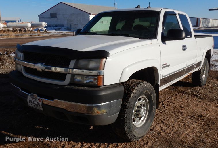 image for item ER9777 2003 Chevrolet Silverado 2500HD Ext. Cab pickup truck