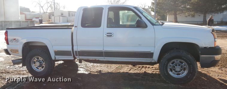 image for item ER9777 2003 Chevrolet Silverado 2500HD Ext. Cab pickup truck