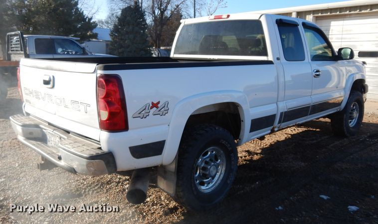 image for item ER9777 2003 Chevrolet Silverado 2500HD Ext. Cab pickup truck