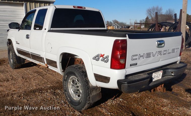 image for item ER9777 2003 Chevrolet Silverado 2500HD Ext. Cab pickup truck