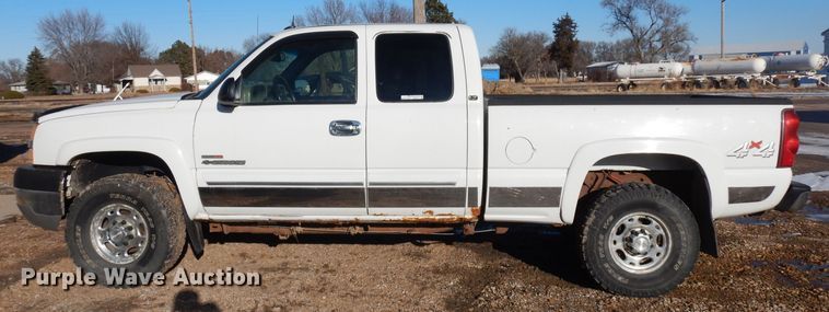image for item ER9777 2003 Chevrolet Silverado 2500HD Ext. Cab pickup truck