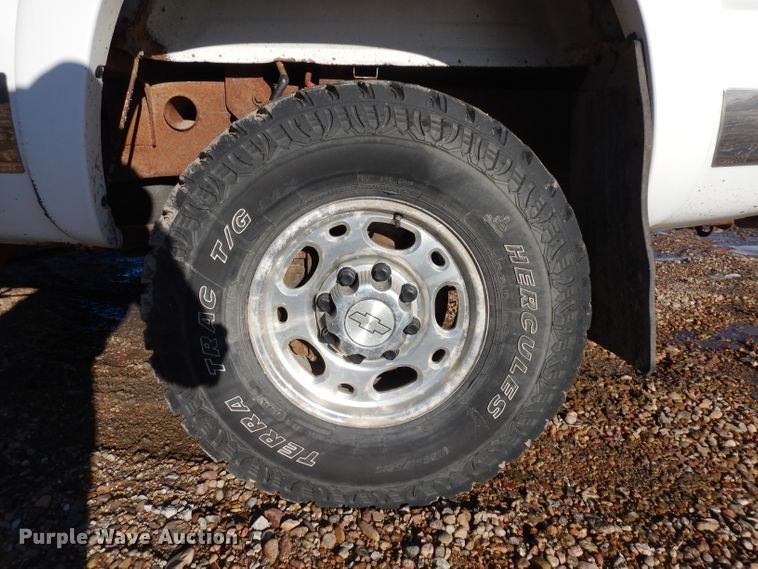 image for item ER9777 2003 Chevrolet Silverado 2500HD Ext. Cab pickup truck