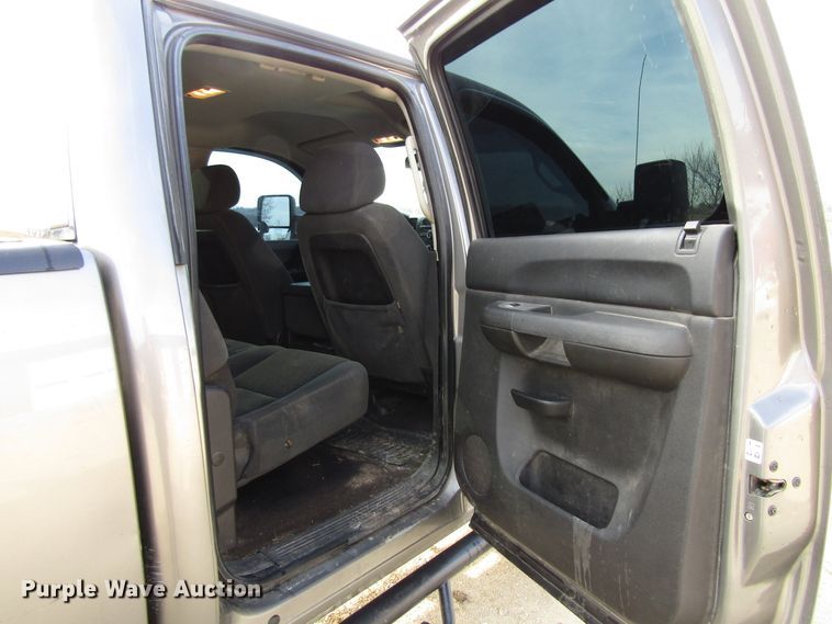 image for item FD9329 2007 Chevrolet Silverado 2500HD Crew Cab pickup truck