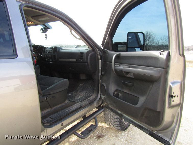 image for item FD9329 2007 Chevrolet Silverado 2500HD Crew Cab pickup truck