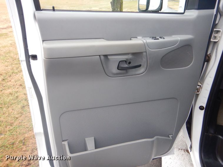 image for item FF9168 2005 Ford E450 Super Duty ambulance