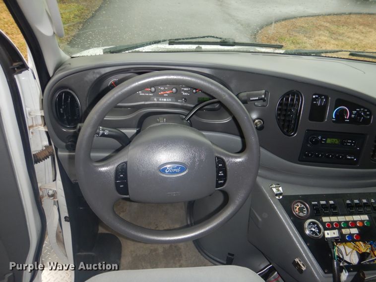 image for item FF9168 2005 Ford E450 Super Duty ambulance