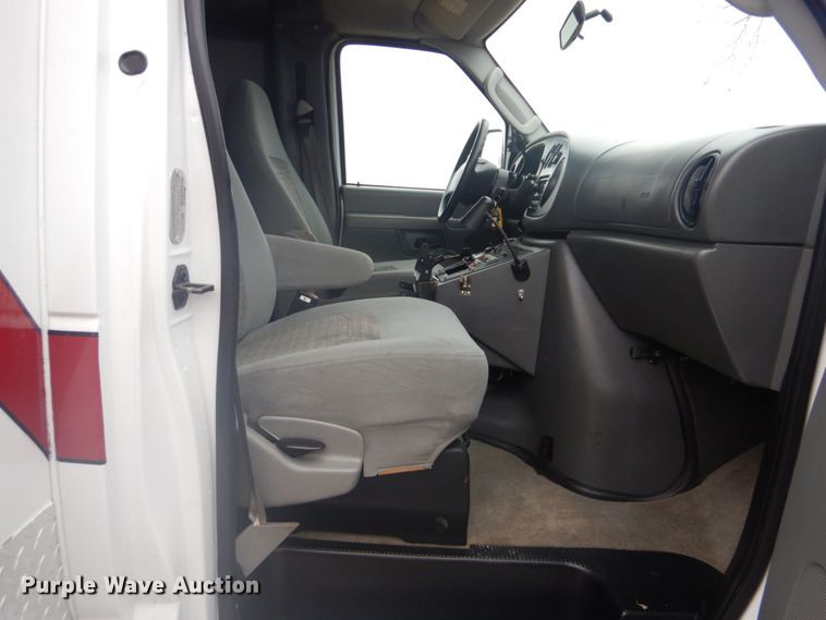 image for item FF9168 2005 Ford E450 Super Duty ambulance