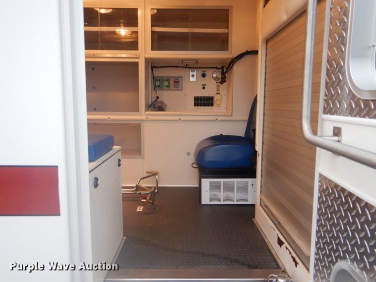 image for item FF9168 2005 Ford E450 Super Duty ambulance