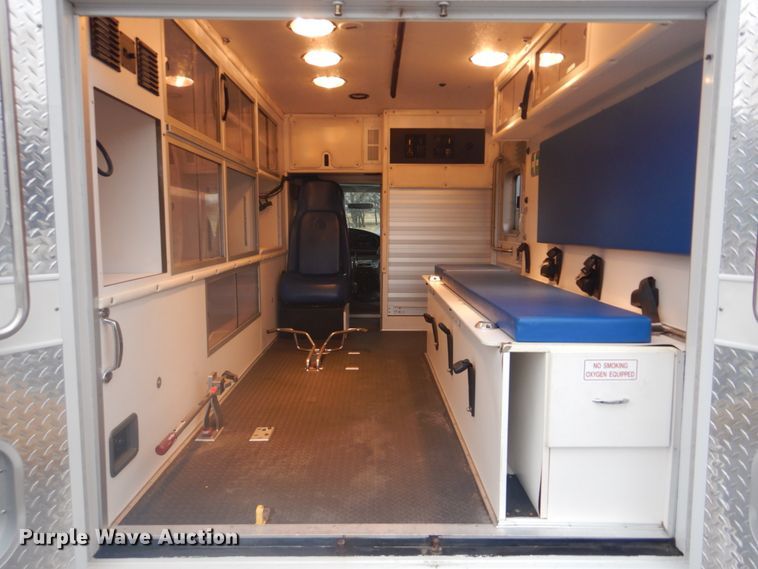 image for item FF9168 2005 Ford E450 Super Duty ambulance