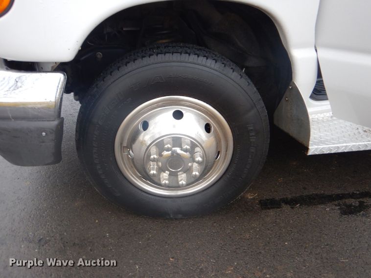 image for item FF9168 2005 Ford E450 Super Duty ambulance