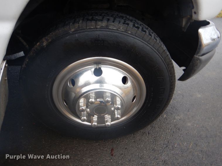 image for item FF9168 2005 Ford E450 Super Duty ambulance