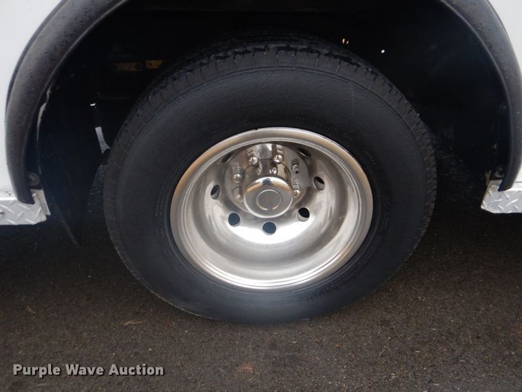 image for item FF9168 2005 Ford E450 Super Duty ambulance