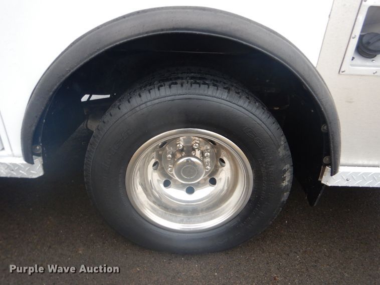 image for item FF9168 2005 Ford E450 Super Duty ambulance