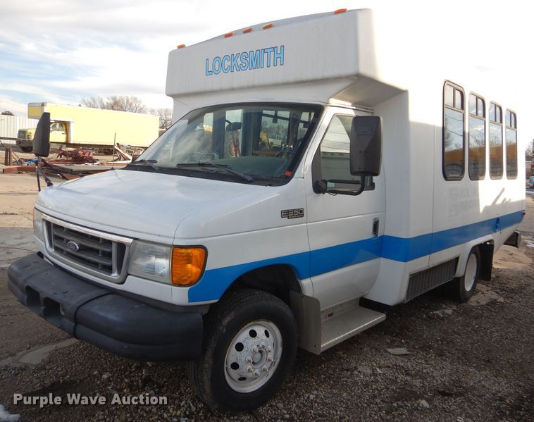 image for item GF9983 2004 Ford E350 Super Duty shuttle bus