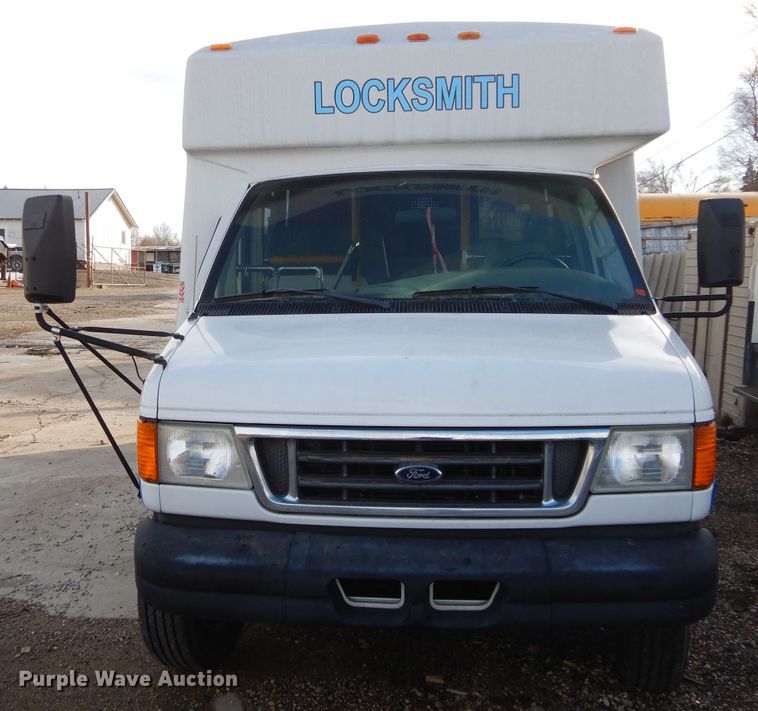 image for item GF9983 2004 Ford E350 Super Duty shuttle bus
