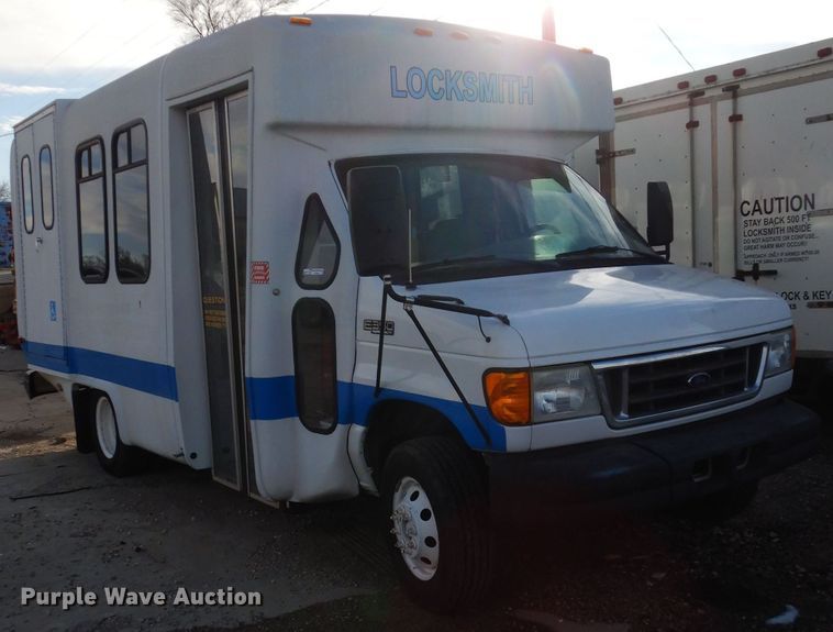 image for item GF9983 2004 Ford E350 Super Duty shuttle bus