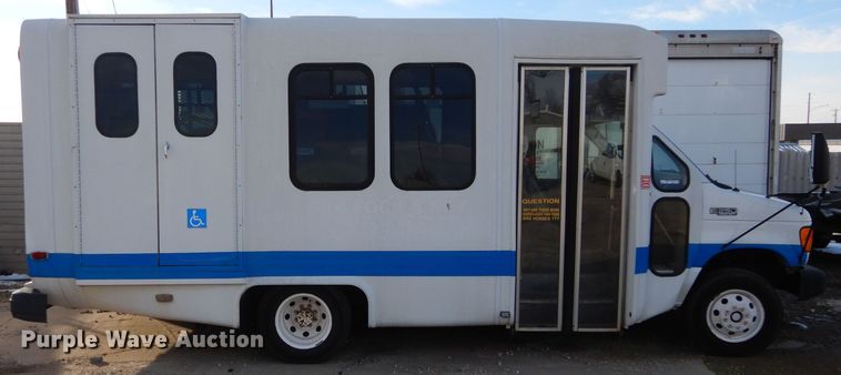 image for item GF9983 2004 Ford E350 Super Duty shuttle bus