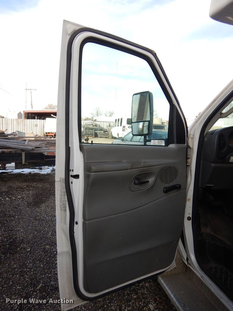 image for item GF9983 2004 Ford E350 Super Duty shuttle bus